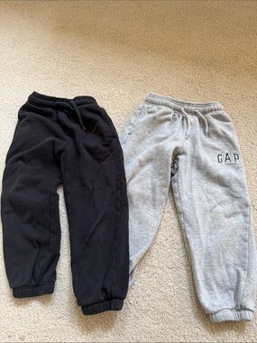 Lot of 2 GAP Kids Sweatpants in Black & Light Gray XS (4-5)